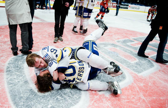 Mattias Tedenby och André Petersson, HV71, kramar om