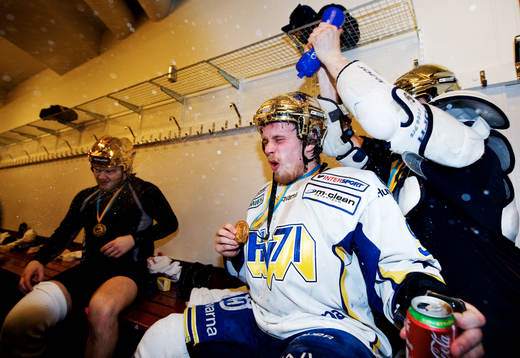 Per Ledin sprutar vatten över Mattias Tedenby, HV71.