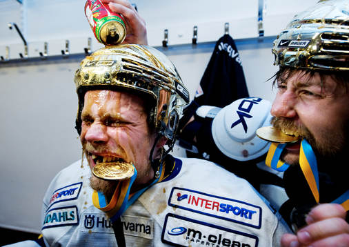 Per Ledin häller cola över Mattias Tedenby, HV71.