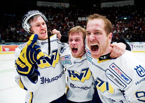 Andreas Falk, Mattias Tedenby och Teemu Laine, HV71, jubel