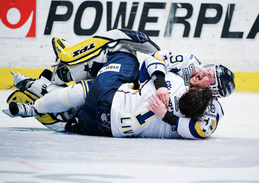 Jukka Voutilainen och Stefan Liv, målvakt, HV71, kramar om