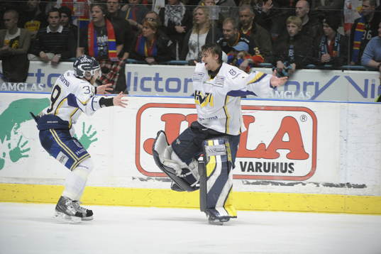 Stefan Liv och Jukka Voutilainen, HV71 (Målvakt, Jubel)