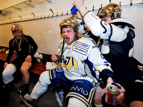 Per Ledin sprutar vatten över Mattias Tedenby, HV71.