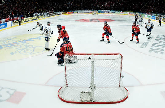 David Petrasek, HV71, gör 1-2 bakom Gustaf Wesslau,