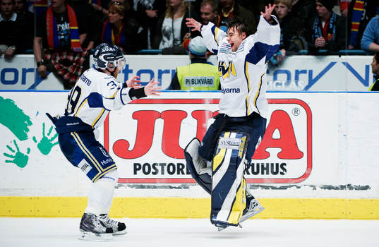 Jukka Voutilainen och Stefan Liv, målvakt, HV71, jubel