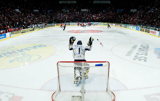 Stefan Liv, målvakt, HV71, slänger klubban och jublar