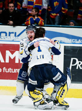 Jukka Voutilainen och Stefan Liv, målvakt, HV71, kramar om