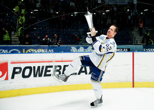 Teemu Laine, HV71, åker runt med pokalen. SM-guld, guld,