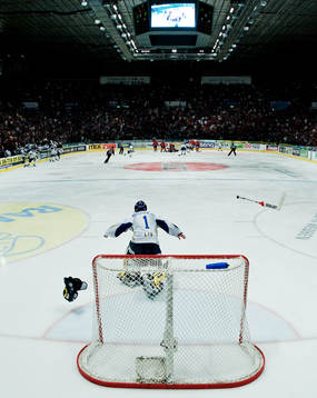 Stefan Liv, målvakt, HV71, slänger klubban och jublar