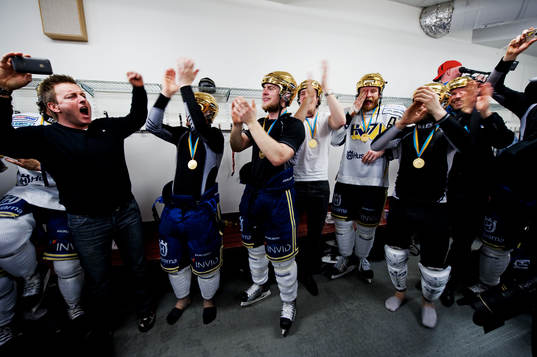Glada HV71-spelare. SM-guld, guld, Svenska Mästare, jubel,