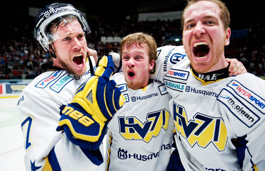 Andreas Falk, Mattias Tedenby och Teemu Laine, HV71, jubel
