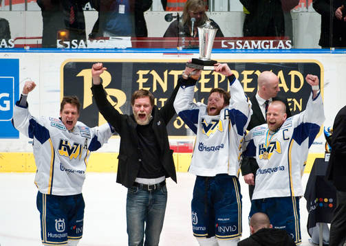 HV71 Svenska Mästare lyfter Pokalen. SM-guld, guld, pokal,