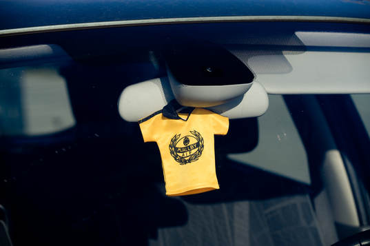 Mini-matchdress i bilen