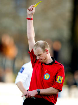 Fredrik Lundberg, domare, ger varning, gult kort
