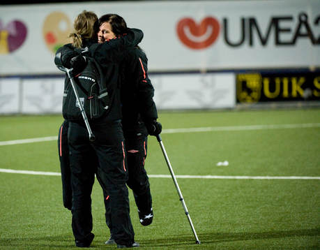 2, Umeå - Lyon: Lotta Schelin, Lyon blir omkramad
