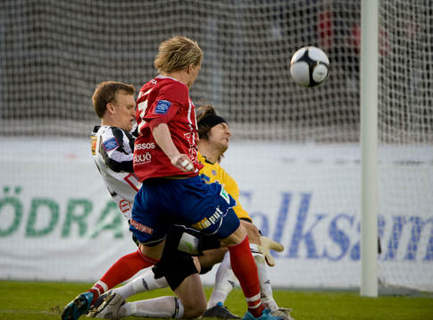 Niklas Moberg, Öster, framför Peter Karlsson, målvakt,
