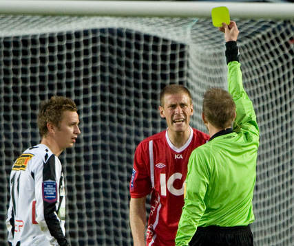 Mario Vasilj, Öster får gult kort av Jahan Hamlin, domare