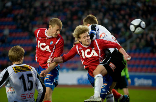 Mario Vasilj, Öster, nickar in bollen förbi Peter