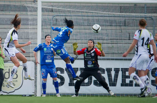 Kathryn Gill, Ldb nickar in en boll bakom Sofia Lundgren,