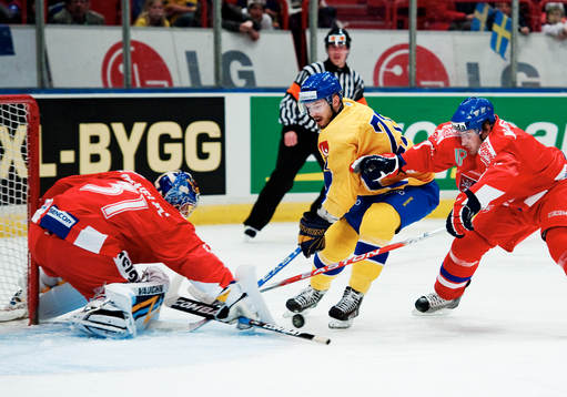 Niklas Persson, Sverige, är nära att göra mål på