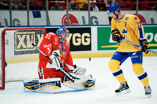 Niklas Persson, Sverige, oroar framför Ondrej Pavelec,