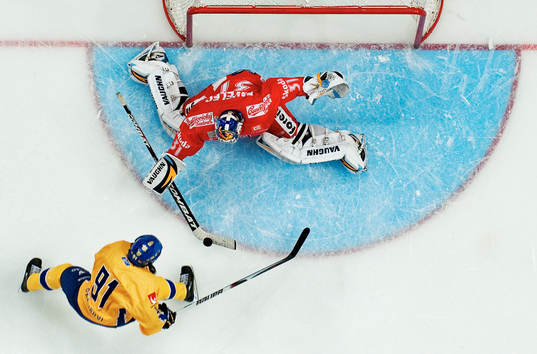Ondrej Pavelec, målvakt, Tjeckien, räddar en straff från