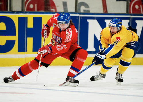 Lukas Kaspar, Tjeckien, håller undan pucken från Rickard