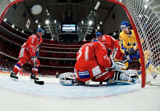 Niklas Persson, Sverige, oroar framför Ondrej Pavelec,