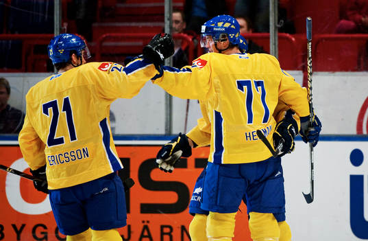 Victor Hedman, Sverige, gratuleras till sitt 1-1-mål