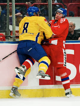 Sanny Lindström, Sverige, tacklar en tjeckisk spelare