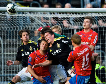 Tilltrasslat framför AIK-målet, Miran Burgic nickar undan