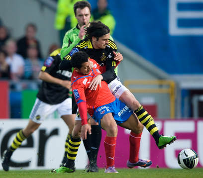 Bojan Djordic, AIK, brottar ner Rachid Bouaouzan,
