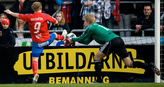 Erik Sundin nära överlista Tomi Maanoja, målvakt, AIK