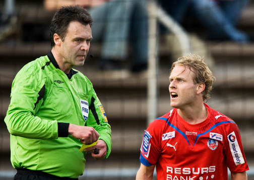 Martin Ingvarsson, domare och Erik Sundin. Gult kort,