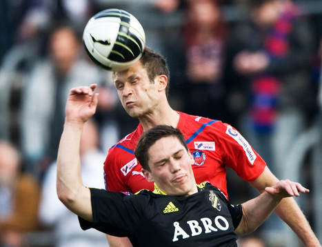 Hannu Patronen, Helsingborg och Miran Burgic, AIK. Nickduell