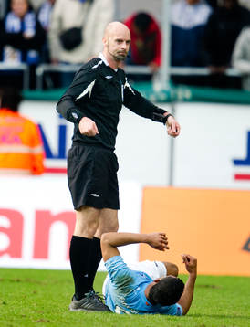Wilton Aguiar Figueiredo, Malmö FF, ut på bår. Skada