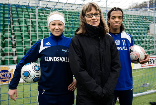 Emma Svärd och Joel Qviberg med Ann Larsson, rektor