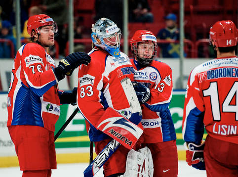 Vasily Koshechkin, målvakt, Ryssland, gratuleras till