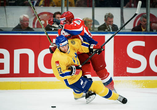 Michael Nylander, Sverige, tacklas av Konstantin Gorovikov,