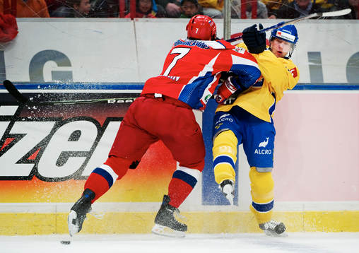 Dmitry Kalinin, Ryssland, tacklar Linus Omark, Sverige