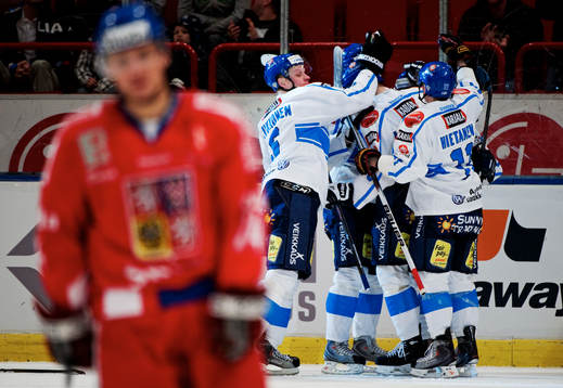 Teemu Hartikainen, Finland, gratuleras till sitt 1-1-mål