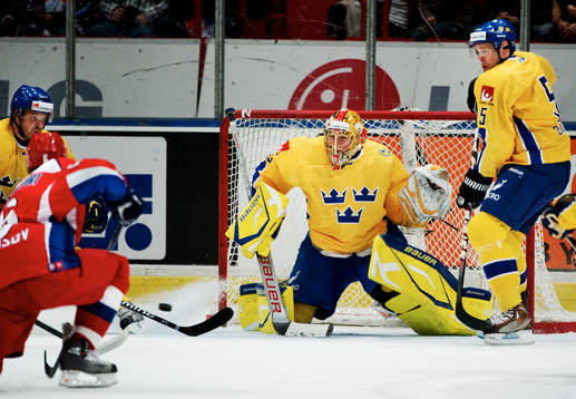 Jacob Markström, målvakt, Sverige, ser pucken gå emot sig