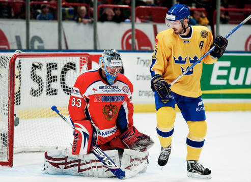 Niklas Persson, Sverige, oroar framför Vasily Koshechkin,