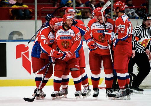 Maxim Sushinsky, Ryssland, gratuleras till sitt 0-2-mål.