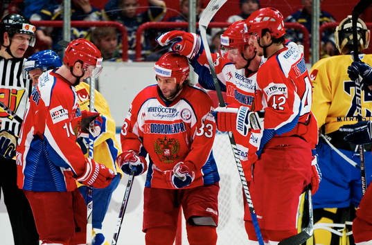 Maxim Sushinsky, Ryssland, gratuleras till sitt 0-2-mål