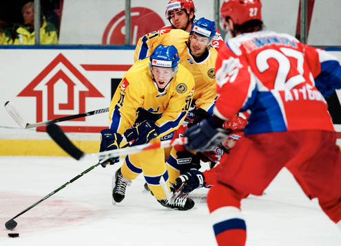 Andreas Engqvist, Sverige, blir hakad av en rysk spelare