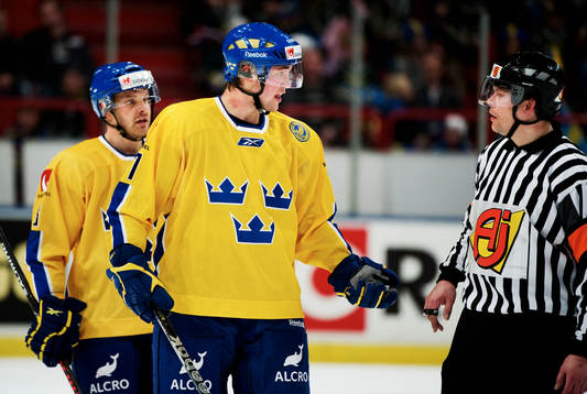 Victor Hedman, Sverige, är framme och argumenterar med en