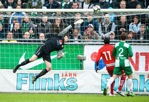 Bollen flyger över Rami Shaaban, målvakt och 2-3 målet