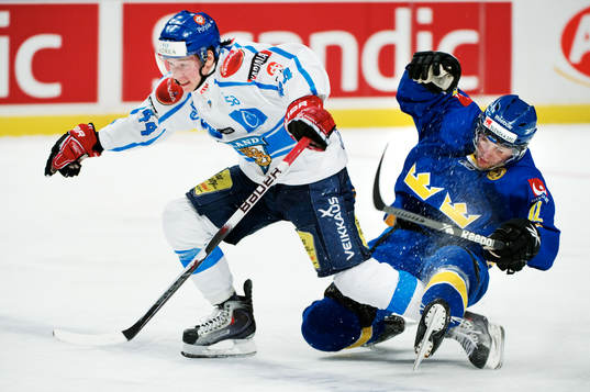 Sami Vatanen, Finland, i kamp om pucken med Fredrik