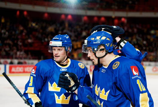 Johan Fransson, Sverige, gratuleras till sitt 1-0-mål
